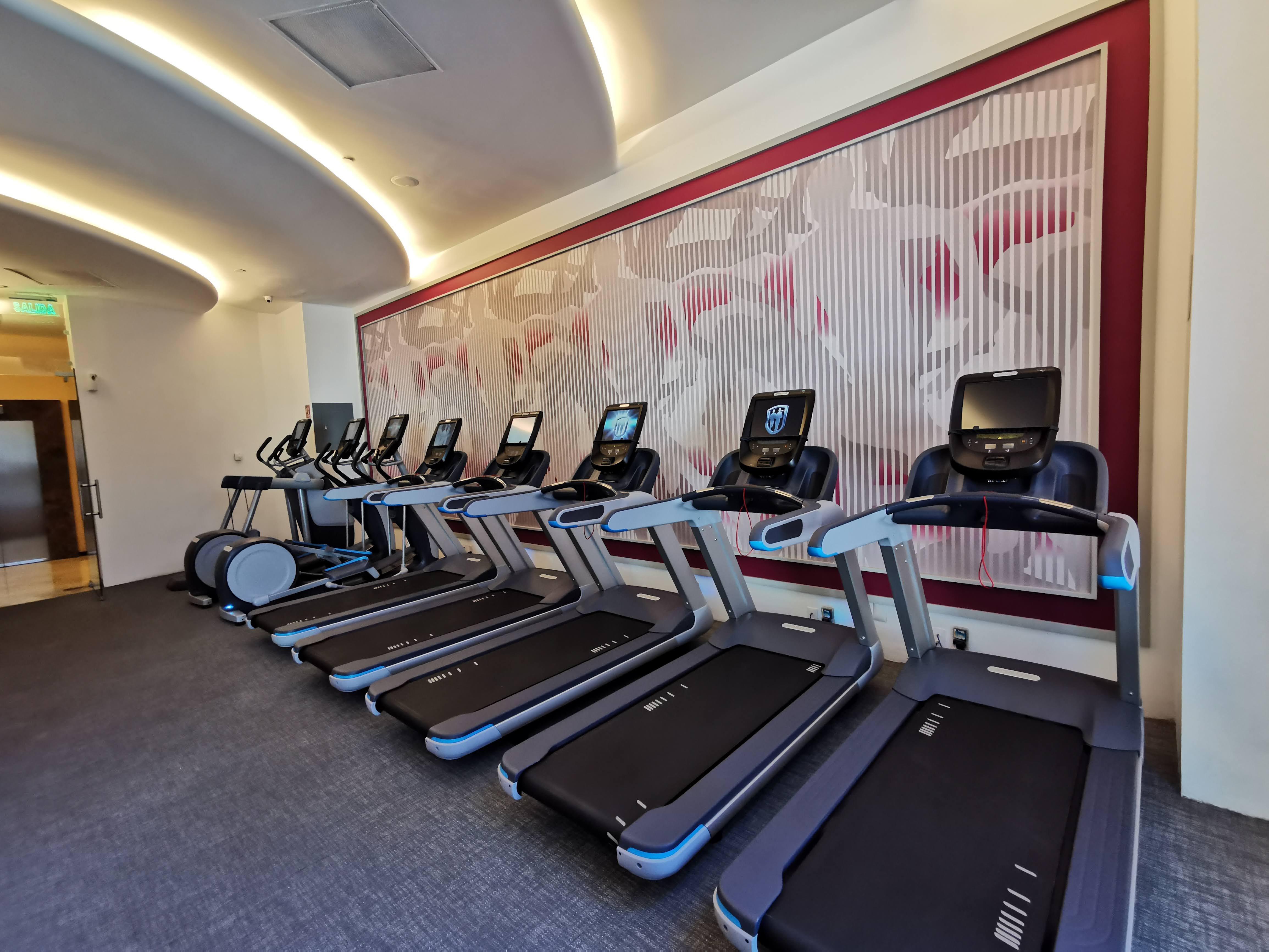 Belair Unique Mexico City Wtc, Trademark By Wyndham Dış mekan fotoğraf A row of treadmills